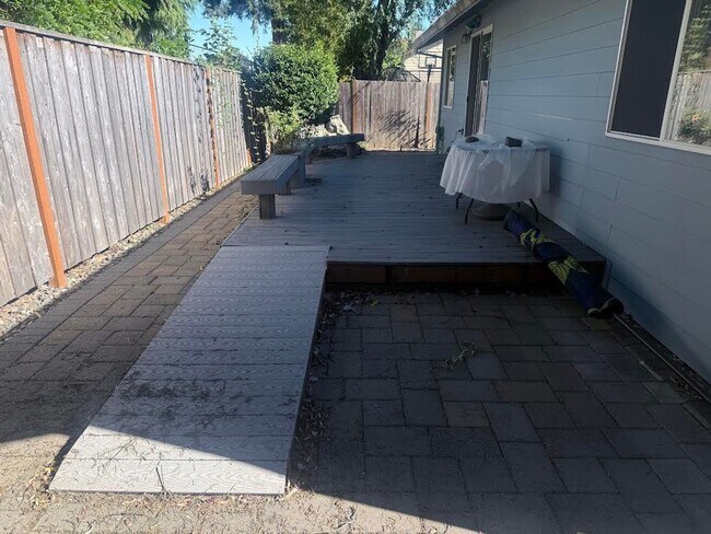 Building Photo - Updated Single Level Home in Highly Sought...