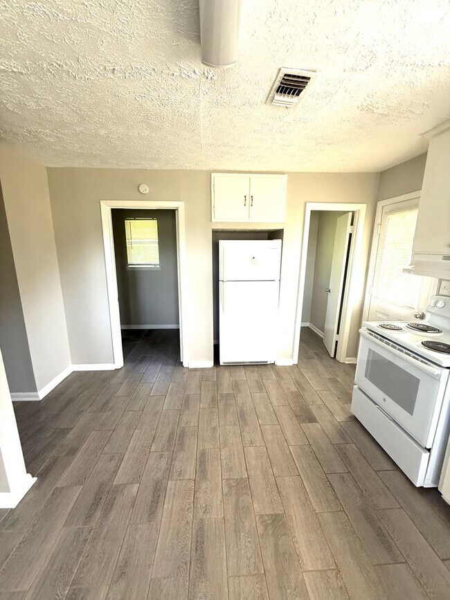 Building Photo - ** 2 Bed 1 Bath located in Ramer** Call 33...