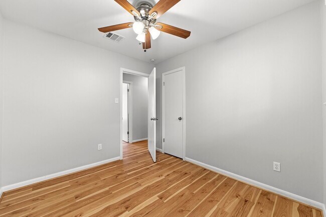 Building Photo - 3507 Lake Ridge Bend