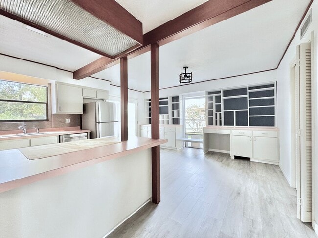 Building Photo - Spacious Baton Rouge Beauty on a Tree-Shad...