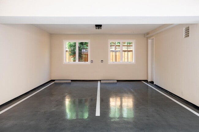 Building Photo - 160 Waverley St