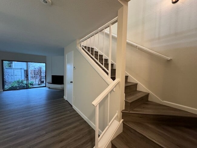 Building Photo - 2 BR 1.5 BA townhome in Walnut Creek-move-in ready!