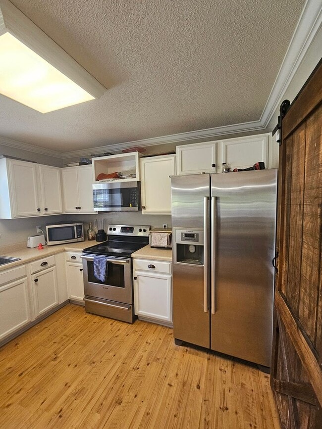 Building Photo - Gorgeous Home in Hubert!