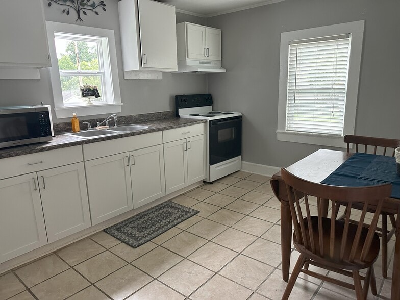 Building Photo - 110 Bethune St