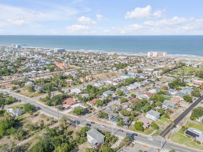 Building Photo - Renovated Spanish-Style 2/1 Beach Bungalow Just Steps to the Ocean!