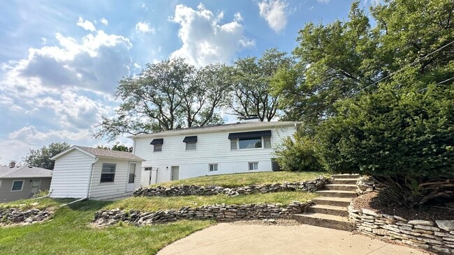 Building Photo - 1605 S 95th St
