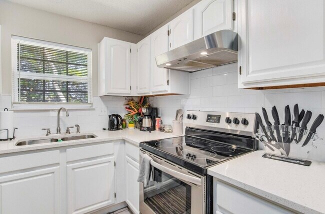 Building Photo - 3410 Green Briar Cir