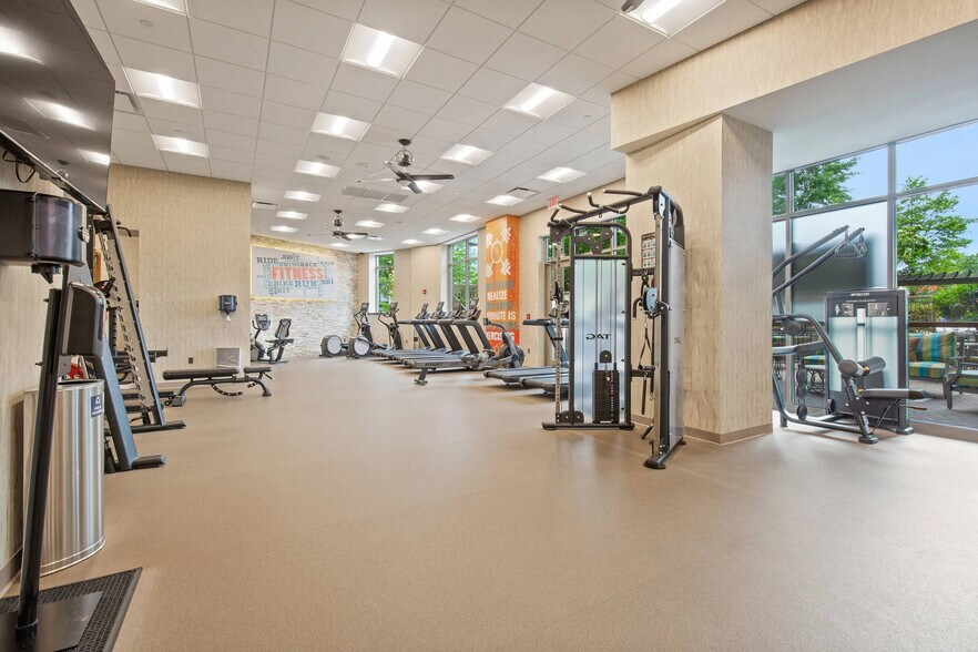 Building Photo - 3900 Fairfax Dr