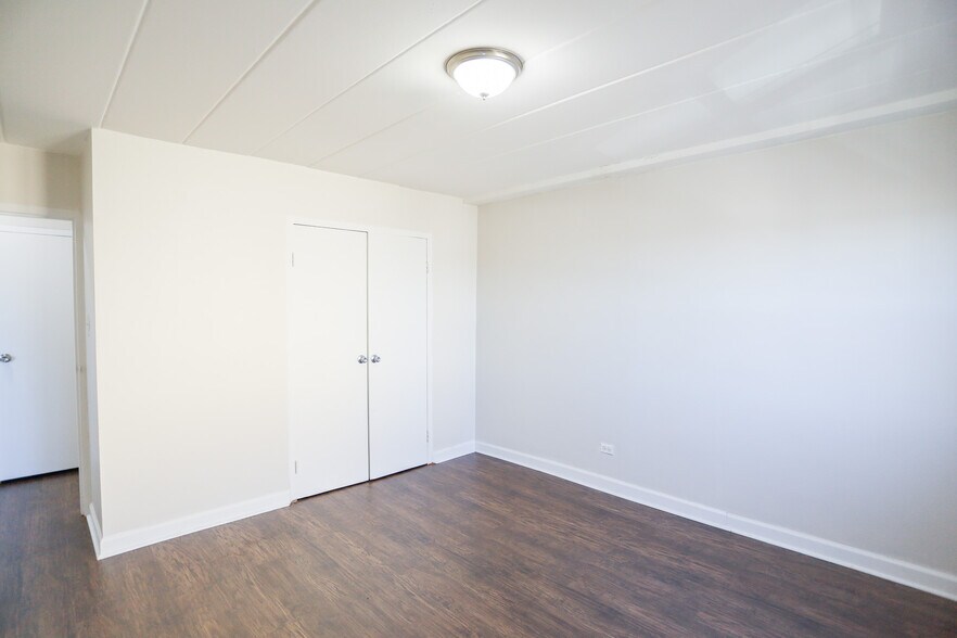 Building Photo - 7300 N Ridge Blvd