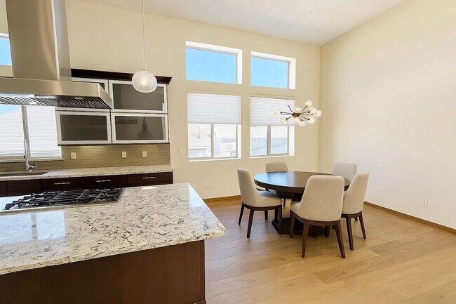Building Photo - Rare 4-Bedroom Find in Redondo Beach