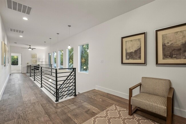 Building Photo - 933 W Eighth Street Unit