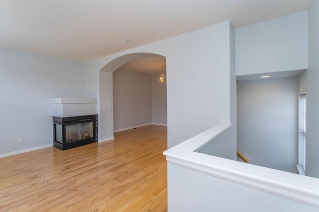 Building Photo - Downtown Living with Style & Views!