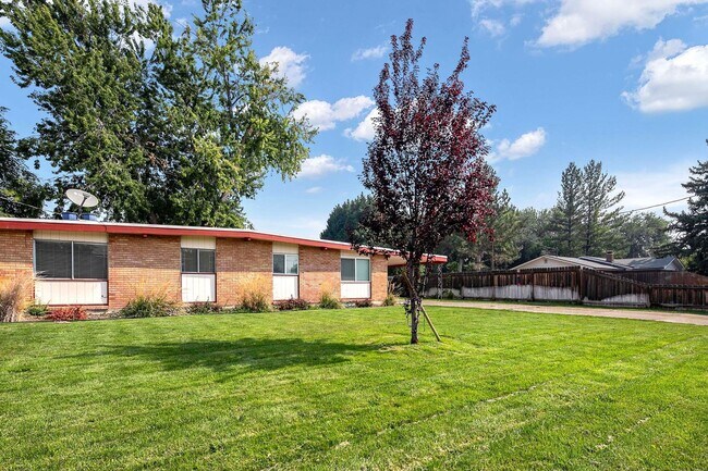 Building Photo - 2bd, 1b Cozy Home awaits in Boise Bench!
