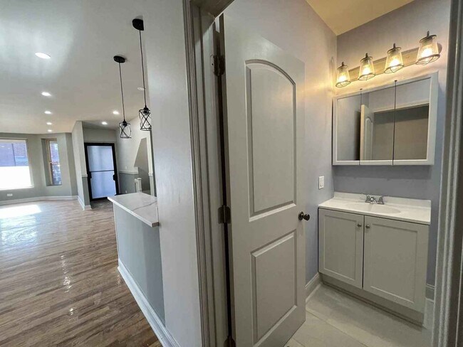 Building Photo - 1446 W Irving Park Rd