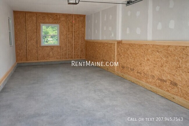 Building Photo - 492 Main St