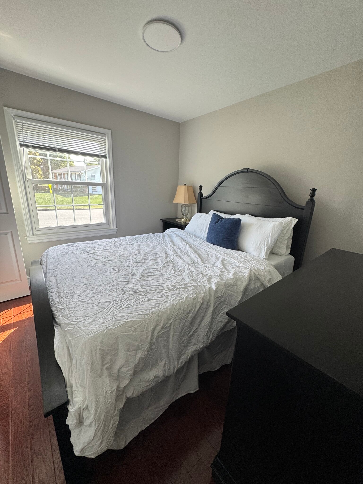 Building Photo - 1105 E Holly Ave