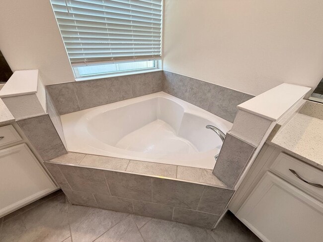 Building Photo - 5/4 Spacious Lake County Home