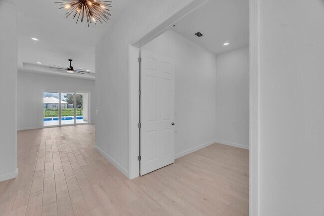 Building Photo - 912 SW Bellevue Ave