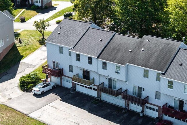 Building Photo - 250 Meadowview Dr