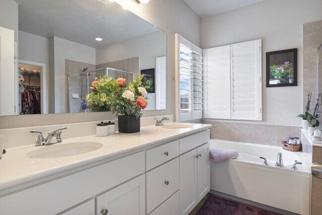 Building Photo - Gorgeous 5 Bed 3 Bath Home in North Loveland!