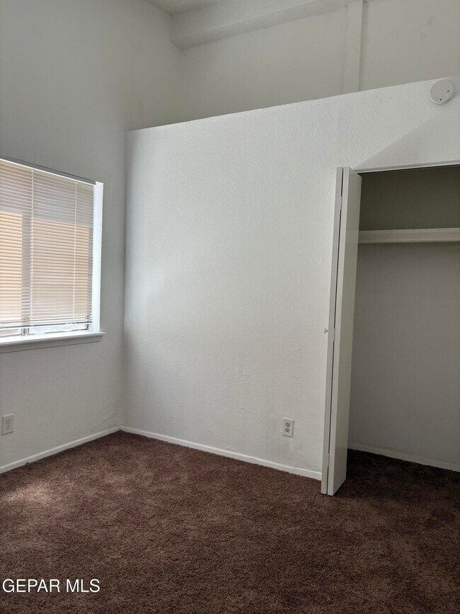 Building Photo - 10905 Highwood Way