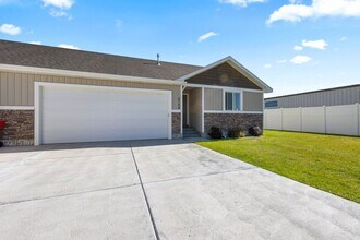 Building Photo - 5 Bedroom 3 Bathroom Home In Idaho Falls, ...