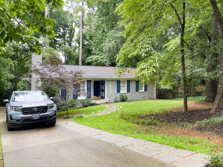 Building Photo - 807 Cardova Dr NE