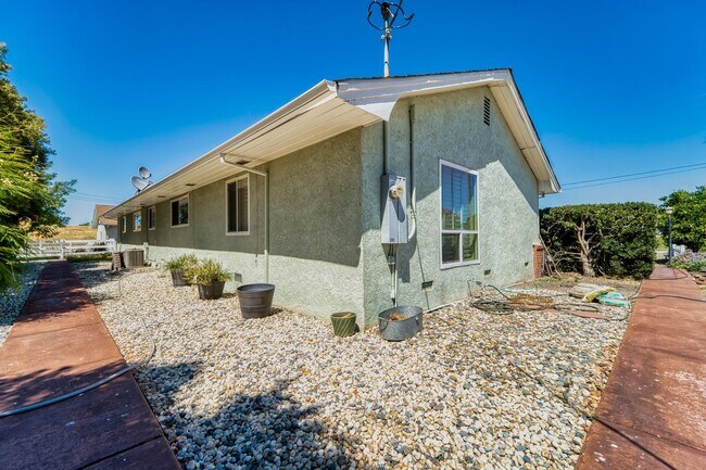 Building Photo - Beautiful 3 Bed / 2 Bath  on 1.8 Acres Ple...