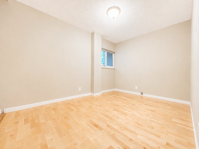 Building Photo - Live Next to Washington Park! Spacious 2-Bedroom Condo with Pool!