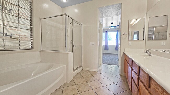 Building Photo - VERY popular neighborhood in Goodyear!