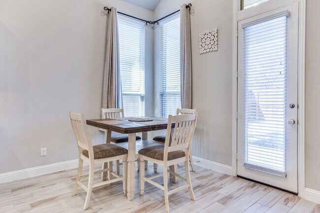 Building Photo - 905 Lady Bird Dr