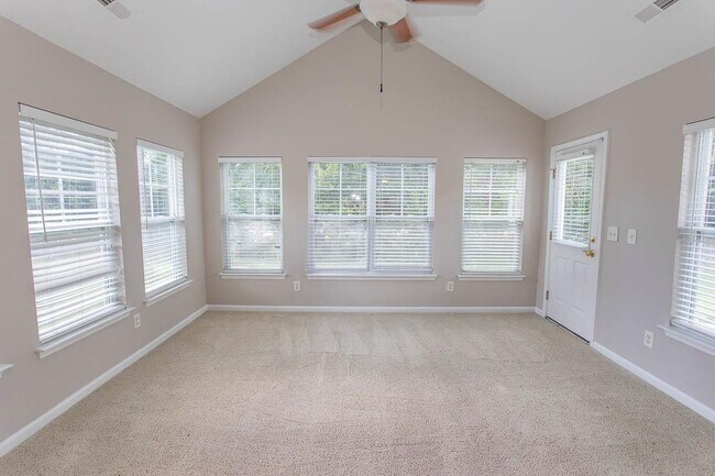 Building Photo - 384 Esher Ct