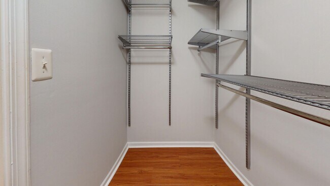 Building Photo - Updated Three Bedroom Home W/Full Sized Kitchen, Parking, Back Deck, & 2,640 Square Feet!