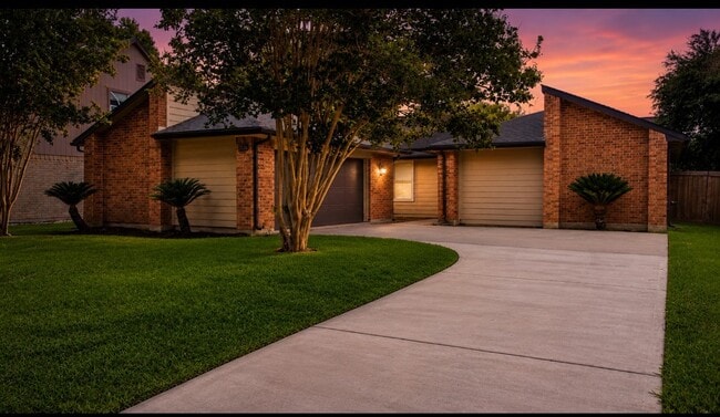 Building Photo - 2126 Collingsfield Dr
