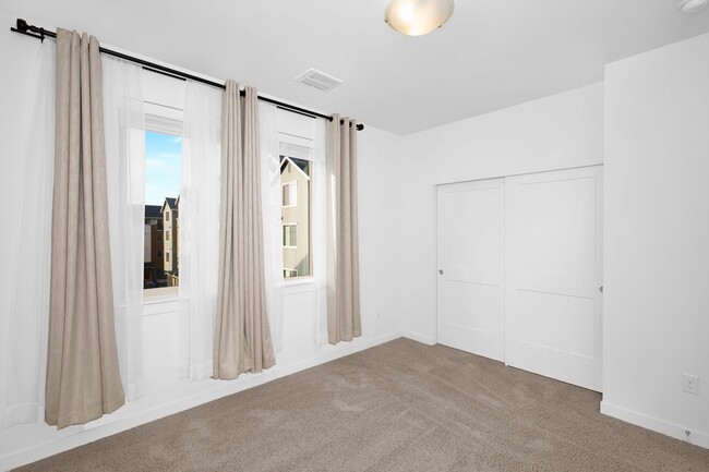 Building Photo - Bellevue spacious townhome living - 2 car garage