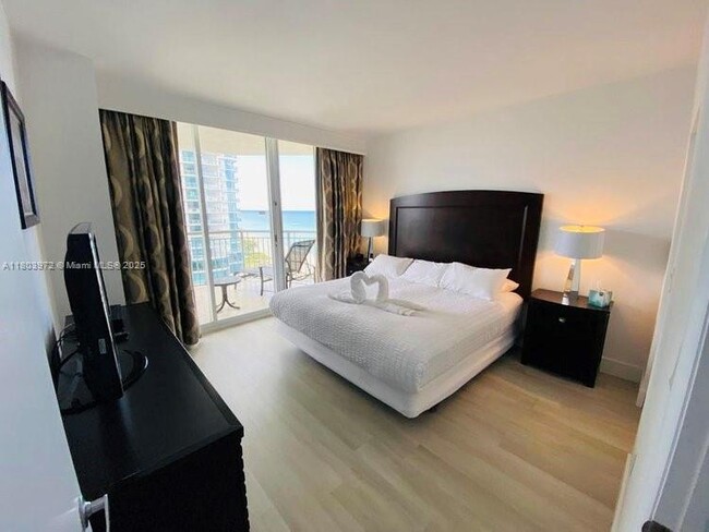 Building Photo - 17375 Collins Ave
