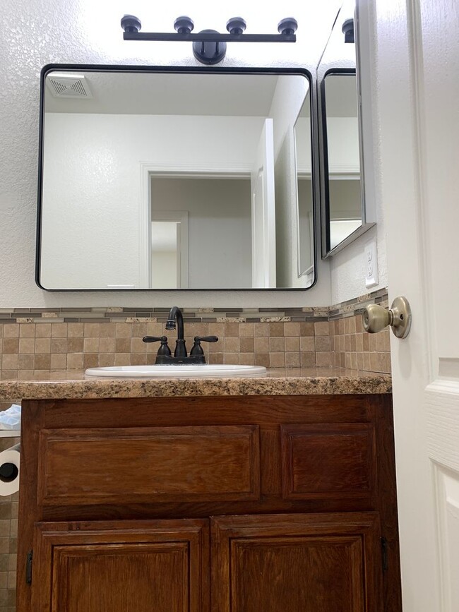 Building Photo - Beautiful home in SW Bakersfield W/Solar a...