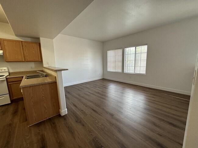Building Photo - 2010 Rancho Lake Dr