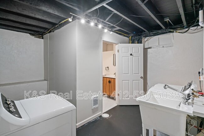 Building Photo - 2321 Spring St