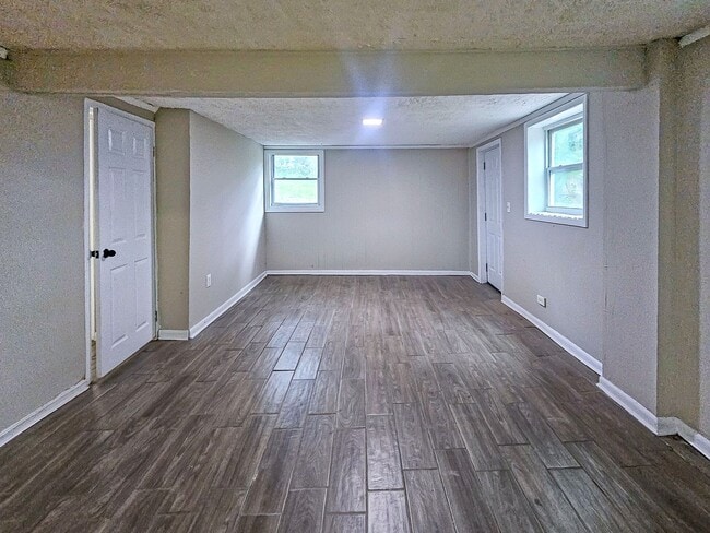 Building Photo - Spacious 4 Bedroom Home Near University Av...
