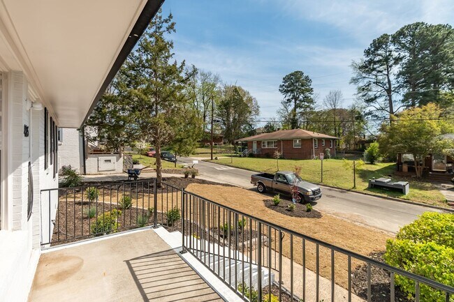 Building Photo - Newly Renovated Ranch-style Home