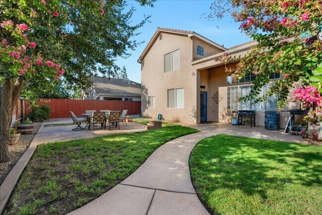 Building Photo - Beautiful North Clovis 3/2.5 Home in Gated Community