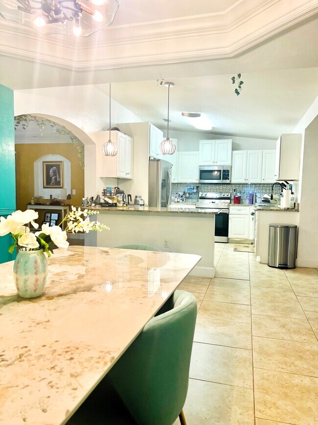 Building Photo - 2204 NW 29th Ave