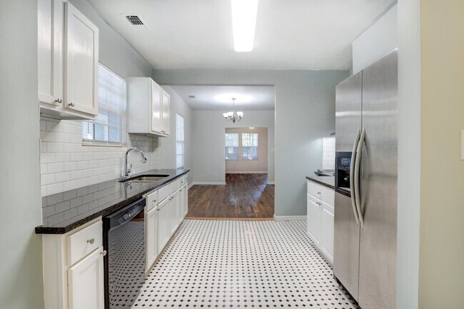 Building Photo - Single family house - within walking dista...