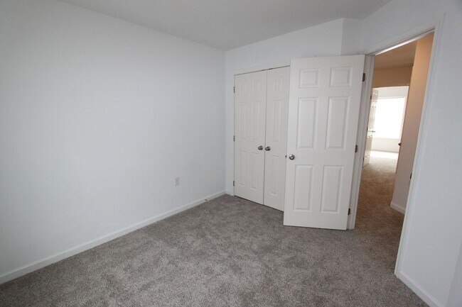 Building Photo - 4 bed, 3.5 bath, Townhome in Bunker Hill, WV