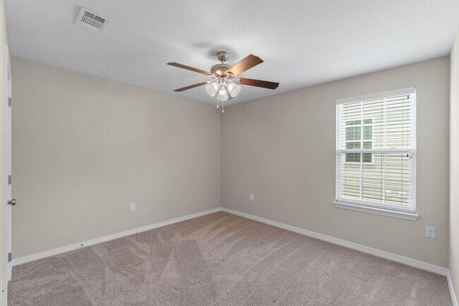 Building Photo - 426 Eisenhower Dr