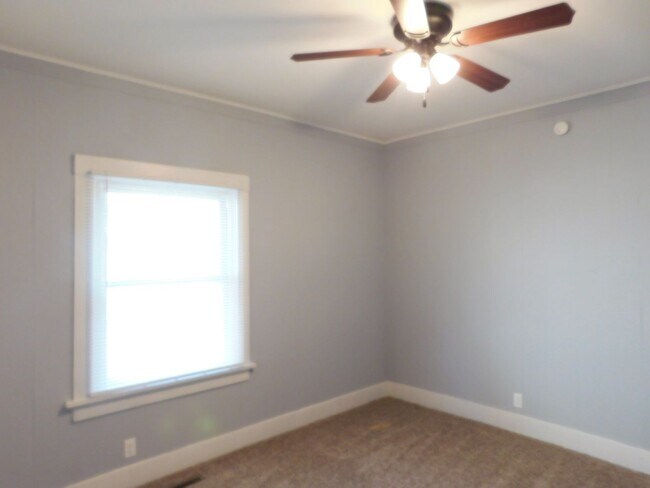 Building Photo - Spacious 3 bedroom/1 bath home in El Dorado!