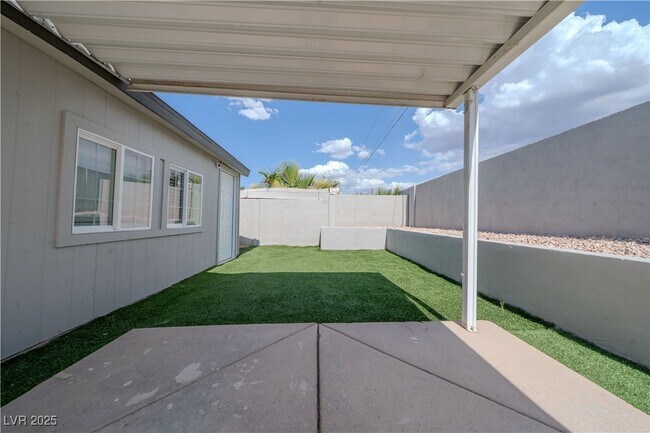 Building Photo - 1671 Sandalwood Ln