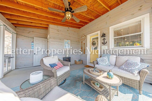 Building Photo - Coming Soon Beautiful 3 Bedroom Home with ...