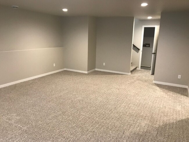 Building Photo - 4 Bed 3 Bath Single Family Home